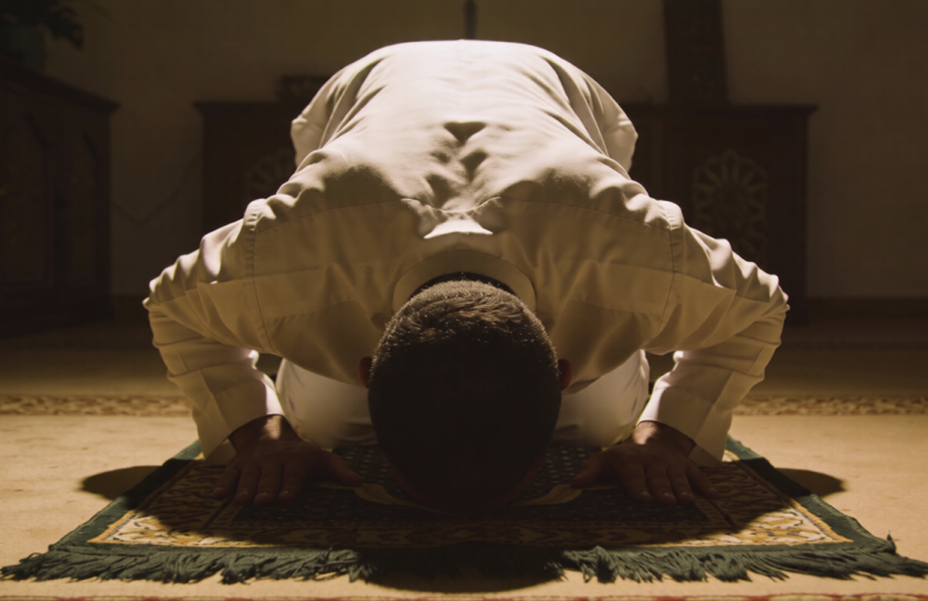 dreamina-2026-05-05-2301-Seorang pria Muslim sedang sujud dalam s…-ezremove
